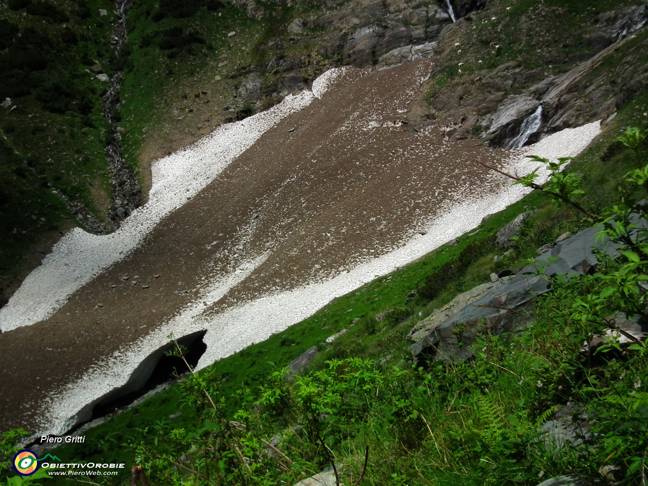 31 Resti di neve sotto le cascate dell'Aser.JPG